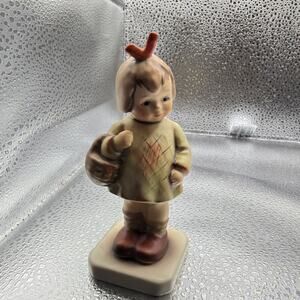 Hummel Goebel Collectible Figurine I Brought You A Gift #479 4" Hummel Club